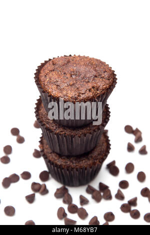 Tutto il frumento Double Chocolate Chip muffin isolato su uno sfondo bianco Foto Stock