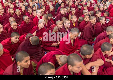 Dharamsala, India - 6 Giugno 2017: i monaci tibetani e persone che ascoltano la sua santità il 14 Dalai Lama Tenzin Gyatso dando insegnamenti nel suo residuo Foto Stock