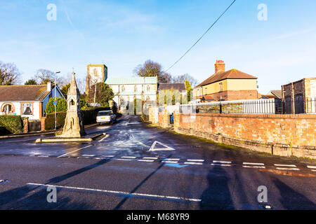Legbourne villaggio chiesa e pompa acqua, Chiesa di Tutti i Santi è un grado 1 elencato la costruzione. È stato costruito nel 1380 ed è stata ampiamente ricostruita nel 1865 REGNO UNITO Foto Stock