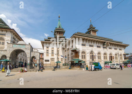 Srinagar, India - 15 Giugno 2017: 200-anno-vecchio Masjid Dastgeer Sahib moschea a Srinagar Kashmir, India Foto Stock