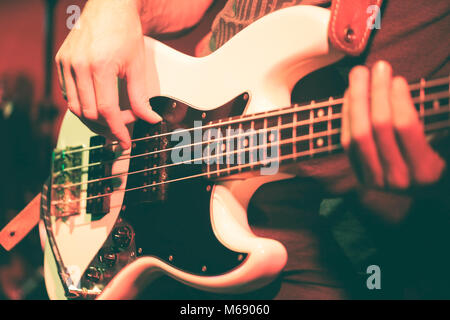 Imperia, Italia - 4 Dicembre 2017: un bassista suona dal vivo sul palco con il suo basso elettrico. Foto Stock