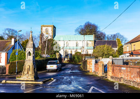 Legbourne villaggio chiesa e pompa acqua, Chiesa di Tutti i Santi è un grado 1 elencato la costruzione. È stato costruito nel 1380 ed è stata ampiamente ricostruita nel 1865 REGNO UNITO Foto Stock