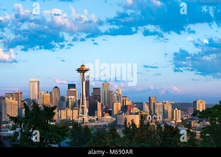 Il centro cittadino di Seattle con nevicato Mount Rainier nel retro, nello Stato di Washington, USA Foto Stock