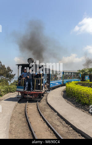 Darjeeling, India - 17 Aprile 2017: il britannico-costruito famosa ferrovia di montagna, il cosiddetto Treno giocattolo. Esso fa parte del patrimonio mondiale. Foto Stock
