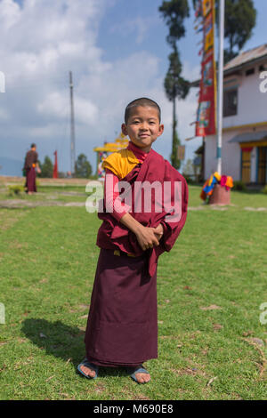 Ortografia, India - 26 Aprile 2017: Unidentified giovane debuttante monaco buddista nel tradizionale rosso accappatoi in piedi di fronte a un monastero di ortografia, Sikkim, Foto Stock