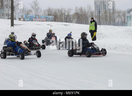 Kovrov, Russia. Il 27 febbraio 2016. Inverno competizioni karting nel complesso sportivo Motodrom Foto Stock