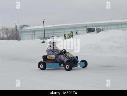 Kovrov, Russia. Il 27 febbraio 2016. Inverno competizioni karting nel complesso sportivo Motodrom Foto Stock