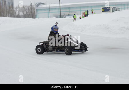 Kovrov, Russia. Il 27 febbraio 2016. Inverno competizioni karting nel complesso sportivo Motodrom Foto Stock