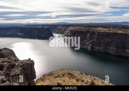 Bellissimo paesaggio Amarican durante una vivace giornata di sole. Preso al Cove stato Palisades Park in Oregon, Nord America. Foto Stock