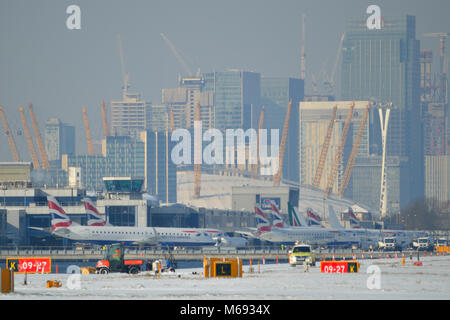 Snow interrompere i voli presso l'Aeroporto di London City nella zona est di Londra a causa della neve che è stato parte di #BeastfromtheEast tempesta di neve con conseguenti ritardi e Annulla Foto Stock