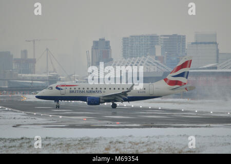 Londra, UK, 28 febbraio 2018 Snow interrompere i voli presso l'Aeroporto di London City nella zona est di Londra a causa della neve che è stato parte di #BeastfromtheEast inverno sto Foto Stock