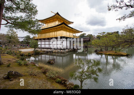 Kinkaku-ji, denominato ufficialmente Rokuon-ji è uno Zen tempio buddista a Kyoto, in Giappone. Si tratta di uno dei più famosi edifici in Giappone. Foto Stock