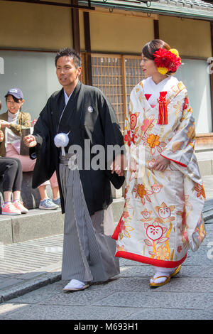 Un paio che hanno ingaggiato tradizionali costumi giapponesi sono illustrati nell'area di Gion di Kyoto, Giappone vicino al Kiyomizu-dera tempio buddista. Foto Stock