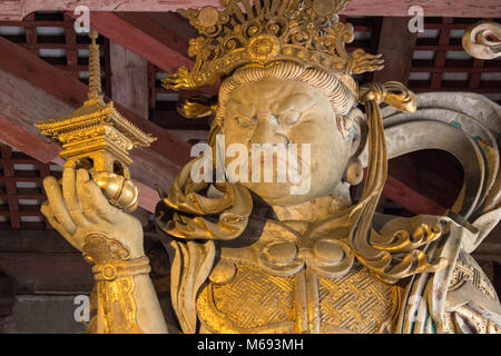 Le enormi statue nel Tōdai-ji tempio Buddista complesso situato nella città di Nara, Giappone. Foto Stock