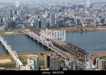 La vista da Umeda Sky Building guardando verso il fiume Yodo, nella prefettura di Osaka, Giappone Foto Stock