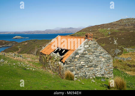 Vecchio abbandonate abbandonate croft house con ferro corrugato tetto all'insediamento costiero di Drumbeg, Assynt, Sutherland, Highlands scozzesi, Scotland Regno Unito Foto Stock