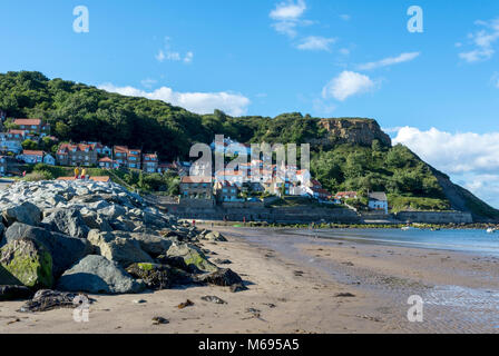 Runswick Bay è uno della costa dello Yorkshire più belle destinazioni. La spiaggia di sabbia, che una volta fornito di ancoraggio per colorate barche da pesca Foto Stock