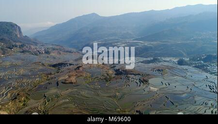 Vista aerea sul mondo più spettacolari campi di riso, il Yuanyang Hani terrazze di riso nel sud-est della provincia di Yunnan in Cina. Patrimonio Mondiale UNESCO Foto Stock