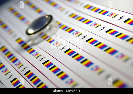 Lente di ingrandimento di plotter sulla stampa di prova. Controllo CMYK per la qualità di stampa. Foto Stock