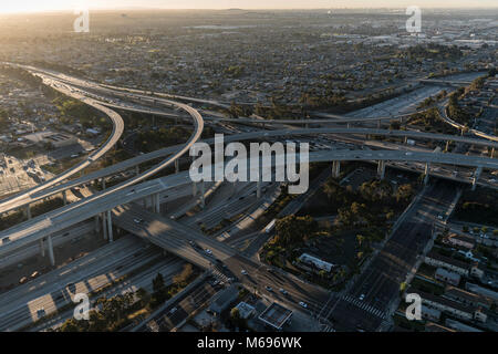 Antenna vista alba di 105 e 110 Interscambio superstrada rampe di Los Angeles in California. Foto Stock