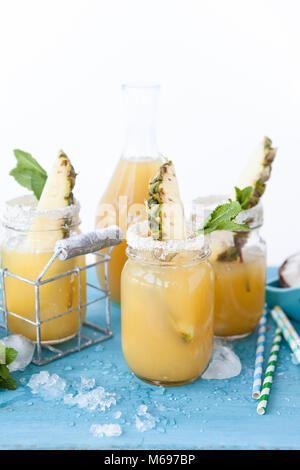 Di ghiaccio freddo cocktail alla frutta con ananas e noce di cocco Foto Stock