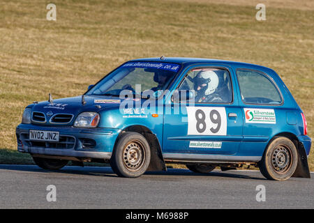 Ross Upton e Connor Poole nella loro Nissan Micra al 2018 Motorsport News Snetterton tappa del Rally, Norfolk, Regno Unito. Foto Stock