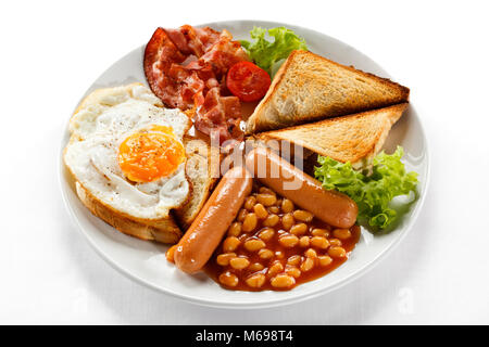Prima colazione inglese - toast, uova e pancetta e verdure Foto Stock