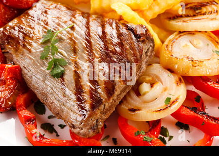 Bistecca alla griglia, patate fritte e verdure Foto Stock