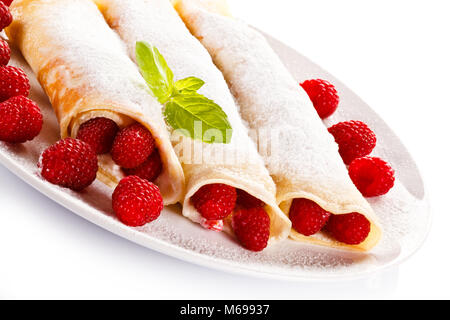 Crepes con lamponi e crema di latte Foto Stock