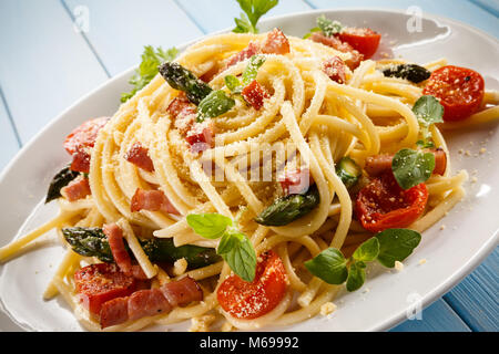 Pasta con carne e verdure Foto Stock