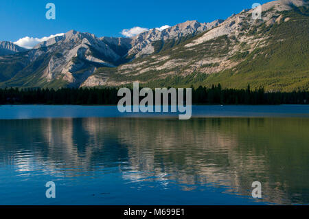 Il lago di Edith per la gamma di Colin, il Parco Nazionale di Jasper, Alberta, Canada Foto Stock