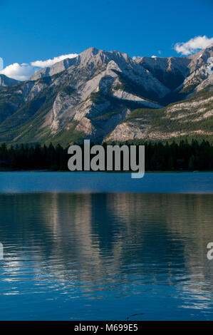 Il lago di Edith per la gamma di Colin, il Parco Nazionale di Jasper, Alberta, Canada Foto Stock