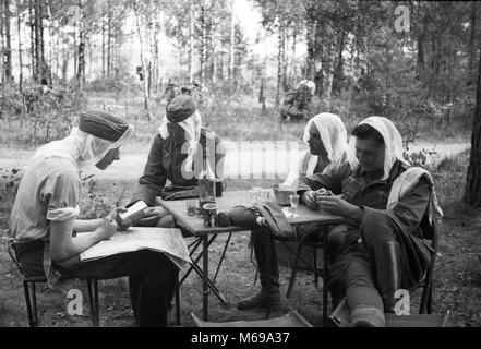 I soldati tedeschi che indossa Mosquito reti di protezione sulle loro teste nella foresta vicino a Babruysk URSS nel giugno 1941 all'inizio dell'invasione tedesca della Russia nel WW2. Foto Stock