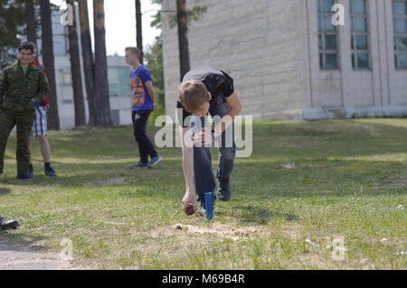 Fedulovo, Vladimir regione, la Russia. Il 15 maggio 2016. Centro di formazione per le truppe del serbatoio. Sport militare Zarnitsa gioco tra i bambini del club della città Foto Stock