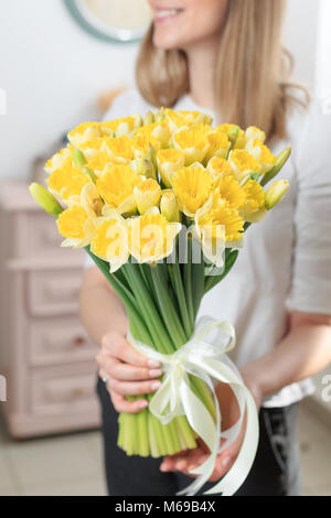 Bouquet di delicato colore giallo. lusso bellissimo mazzo di fiori misti in mano womans. Il lavoro del fioraio presso un negozio di fiori. Foto Stock