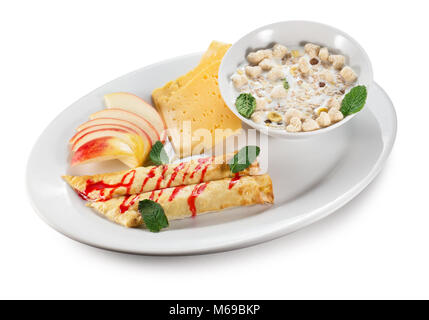 La prima colazione con frittelle di mele, formaggio e muesli con latte. Foto Stock