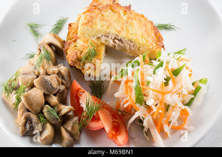 Frittelle di carne con funghi. Foto Stock