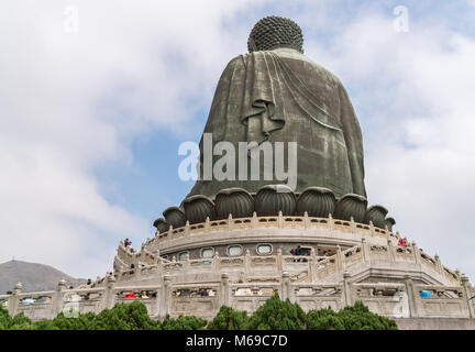 Statua gigante di 34 metri di altezza fotografato dal retro. Foto Stock