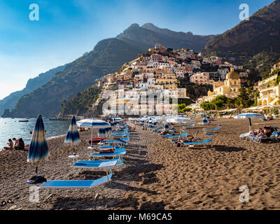 Spiaggia con lettini e brollies, Positano, Costiera Amalfitana, Italia. Foto Stock