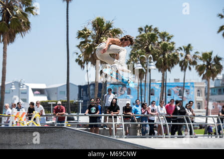 Giovane guidatore di skateboard al skatepark sulla famosa Spiaggia di Venice Boardwalk uno dei più popolari attrazioni della California. Foto Stock