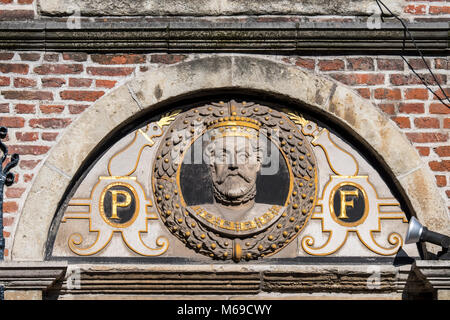 Uno dei 14 busti di Conte delle Fiandre, Filippo II di Spagna / Philippus Filius sulla casa del XVI secolo front De Gekroonde Hoofden, Gand, Belgio Foto Stock