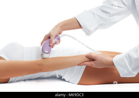 Estetista rimozione dei capelli della donna di mano. Epilazione Laser trattamento in beauty spa. Foto Stock