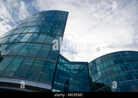 Parte della moderna in vetro e acciaio costruzione di linee di formatura contro sky Foto Stock