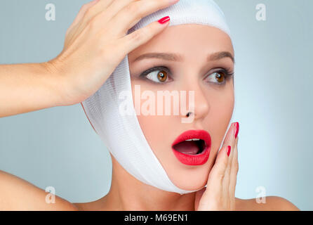 Bella donna dopo un intervento di chirurgia plastica con faccia bendato. La bellezza, la moda e la chirurgia plastica concept Foto Stock