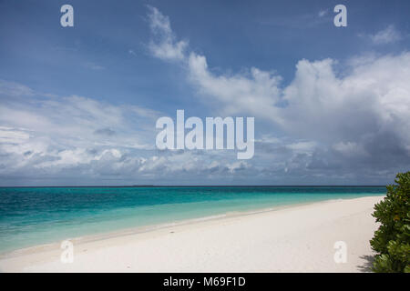 Maldive spiaggia in una giornata di sole con mare turchese e spiaggia di sabbia bianca Foto Stock