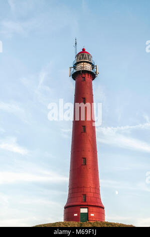 Dutch faro posto sulla cima di una collina contro un blu sullo sfondo nuvoloso Foto Stock