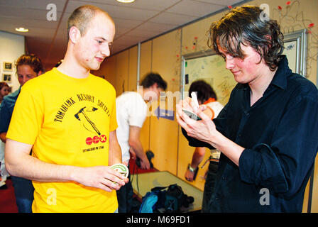 Tom Chaplin cantante in band inglese Keane firma autografi, Hilversum, Paesi Bassi, l'Europa. Foto Stock