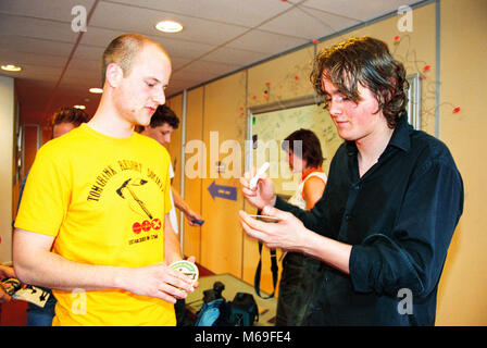 Tom Chaplin cantante in band inglese Keane firma autografi, Hilversum, Paesi Bassi, l'Europa. Foto Stock