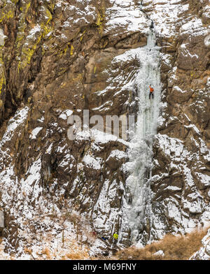 Shane Nelson salendo un percorso denominato Hidden Falls WI3 vicino Homedale Idaho Foto Stock