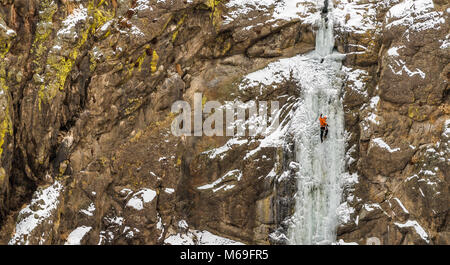 Shane Nelson salendo un percorso denominato Hidden Falls WI3 vicino Homedale Idaho Foto Stock